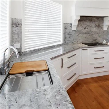 Cuisine en granit blanc tonnerre